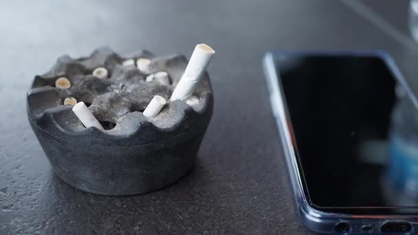 Gros Plan Cigarette Brûlante Dans Cendrier — Video