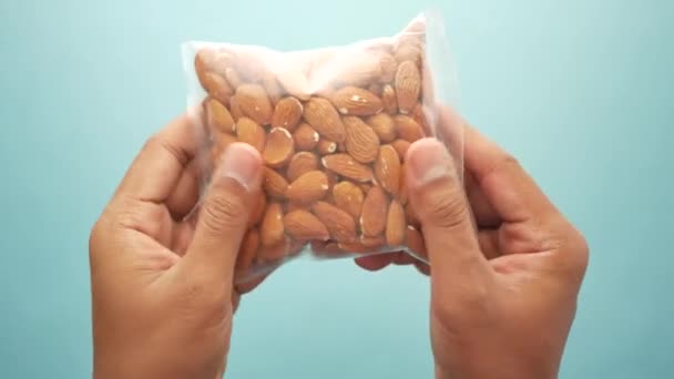 Närbild Mandelnötter Ett Plastpaket — Stockvideo