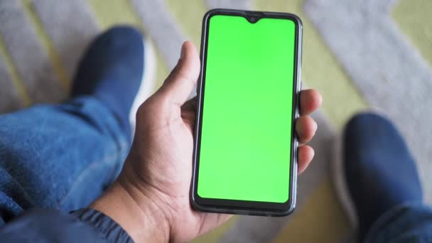 Punkt Strzał Młody Człowiek Ręka Pomocą Smartfona Zielony Ekran Siedzi — Wideo stockowe