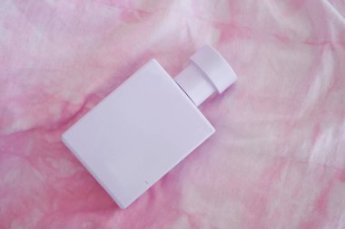 Mor arka planda bayan parfümünün stüdyo fotoğrafı. .