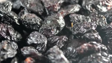 Beyaz arkaplanda siyah üzüm, yakın plan.