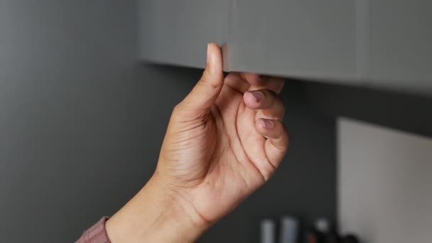 Γυναίκες Χέρι Ανοίξει Ένα Συρτάρι Ντουλάπι Κουζίνα — Αρχείο Βίντεο