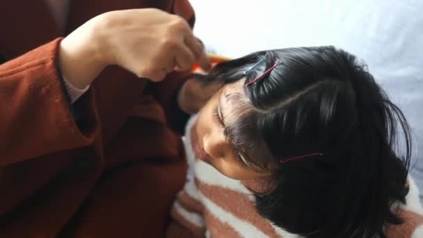 Matka Sprawia Jej Córki Włosy Warkocze — Wideo stockowe