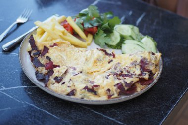 Tabakta sosisle karıştırılmış yumurta. .