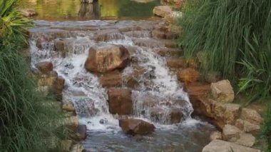  Şelalenin yavaş çekimleri Türkiye 'de doğal bir parkta ,