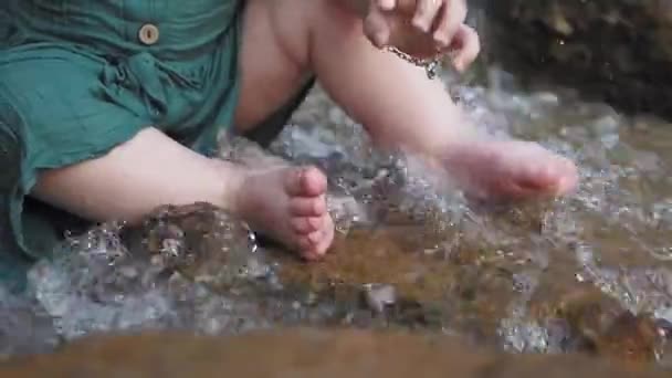 Ребенок Брызг Воды Рукой Сидя Скале — стоковое видео