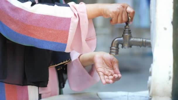 Vrouw Wassen Handen Wastafel Buiten — Stockvideo