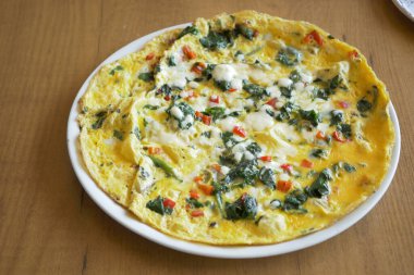 Masadaki Düz Yumurta Omleti 'nin üst görünümü .