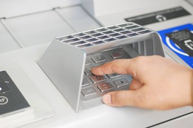 Kadınların ellerini ATM 'ye bastığında kapat