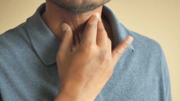 Unerkannter Mann Leidet Unter Halsschmerzen Aus Nächster Nähe — Stockvideo