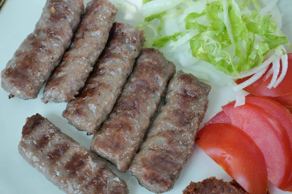 ケバブ プレート上のサラダと伝統的なトルコの肉料理 — ストック写真
