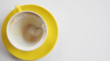 Masadaki boş kahve fincanının üst görüntüsü