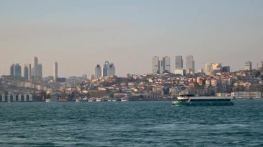 İstanbul 'daki İstanbul Boğazı' ndan feribot kalkıyor. .