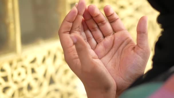 Закрыть Руки Мусульманам Молящимся Рамадане — стоковое видео