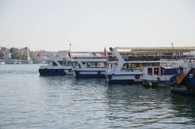 İstanbul 'daki İstanbul Boğazı' ndan feribot kalkıyor. .