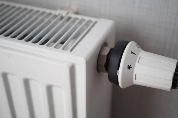 Radiador Blanco Sobre Pared Gris Blanca Instalación Calefacción Apartamentos —  Fotos de Stock