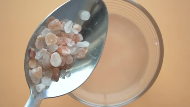 Getrocknetes Rosa Himalaya Salz Wasser Geben — Stockvideo