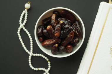 Kur 'an-ı Kerim ve tespihi masaya koyun.