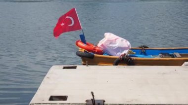 İstanbul 'da nehir kıyısında tekne iskelesi .