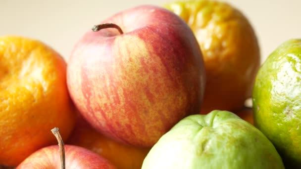 Hand Pflücken Sie Ein Apfelobst Aus Einer Gemischten Obstschale — Stockvideo