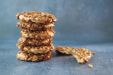 Siyah arkaplanda susamlı tatlı kurabiyeler .