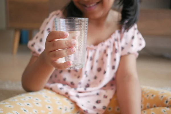 Child Hand Holding Glass Water — Stock Photo, Image