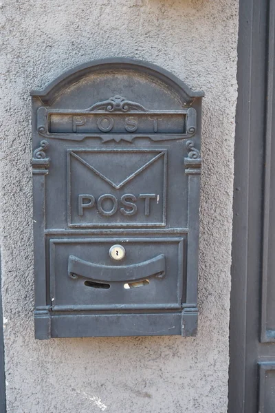 Лист Поштової Скриньки Стіні — стокове фото
