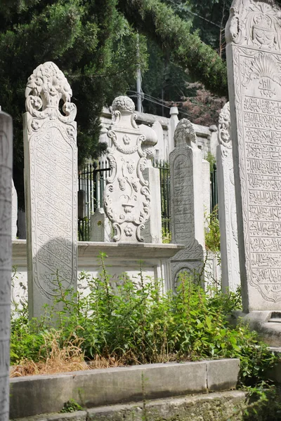 Türkiye Stanbul Mayıs 2023 Osmanlı Nın Mezarlıktaki Tarihi Mezar Taşları — Stok fotoğraf