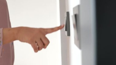 Işık düğmesini açan bir parmak