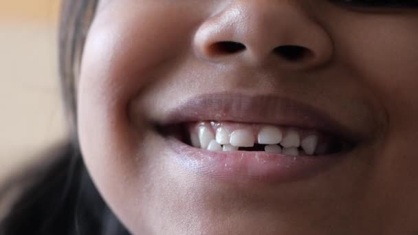 Enfant Souriant Avec Des Dents Blanches Saines — Video