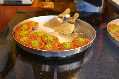 Mağazada satılan bir tabakta Arap tatlı baklavası .