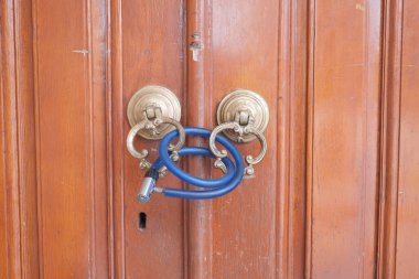 Ahşap bir kapı kapalı eski paslı kilit.