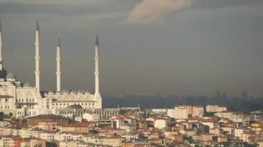  İstanbul 'daki Camlica Camii' nin yüksek açılı görüntüsü .