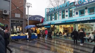 Türkiye İstanbul 13 Haziran 2023, uskuder 'deki balık pazarı. .