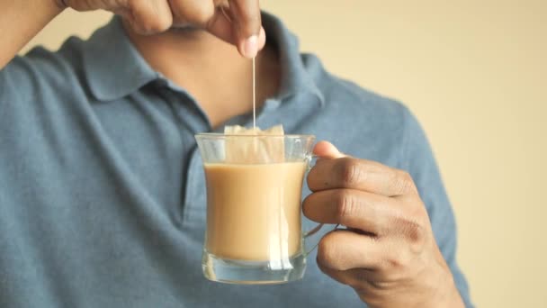 紅茶の白いカップにティーバッグ 朝茶の製造 — ストック動画