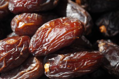 Taze meyveyi kaseye koy. 