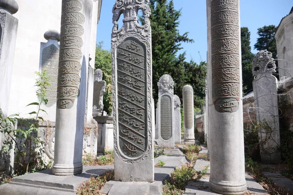 Türkiye Stanbul Mayıs 2023 Osmanlı Nın Mezarlıktaki Tarihi Mezar Taşları — Stok fotoğraf