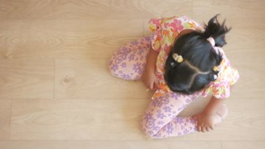  child sitting W posture on the floor 