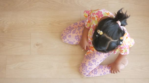 Criança Sentado Postura Chão — Vídeo de Stock