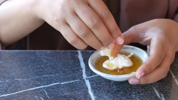Κρέμα Βουτύρου Και Μέλι Ένα Μπολ Στο Τραπέζι — Αρχείο Βίντεο