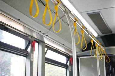 Otobüste sarı saplı bir sıra. Yüksek kalite fotoğraf