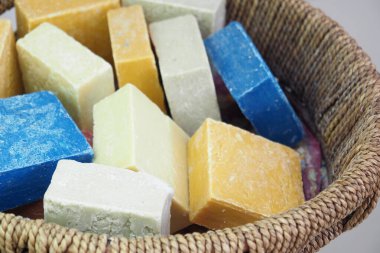 Bir kasede renkli doğal sabun kalıbı .