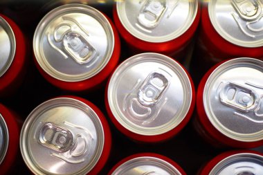 Bir kutu meşrubat dizildi. 