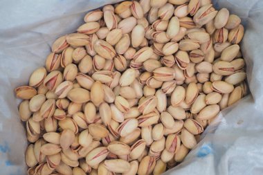 Beyaz bir çuvalda bir yığın fındık