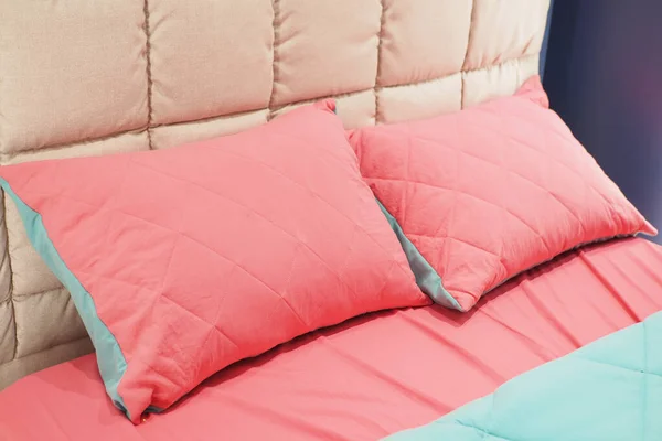 Рожева Кольорова Подушка Вистелена Ліжку — стокове фото