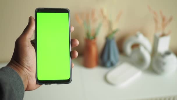 Smart Telefon Med Grön Skärm Och Heminredning Bordet — Stockvideo