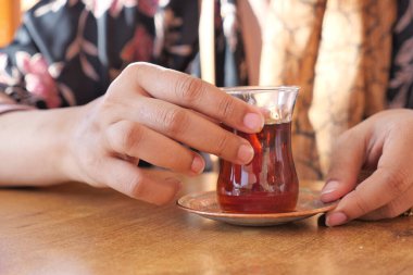 Kadınlar geleneksel Türk çayı içiyor .