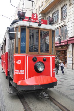 Türkiye istanbul 12 Mart 2023. Taksim Caddesinde klasik tramvay .