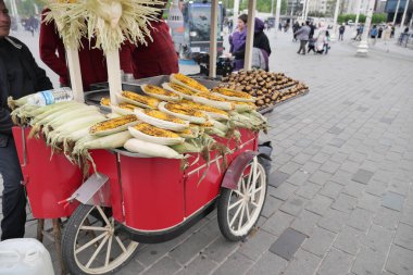  Türkiye istanbul 19 Haziran 2023. İstanbul 'da Ayasofya yakınlarında kavrulmuş mısır satan bir sokak satıcısı, T