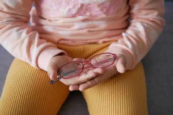 Dítě Držící Brýle Sedící Pohovce — Stock fotografie